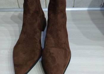 Botki w kolorze brązowym z zamszu .