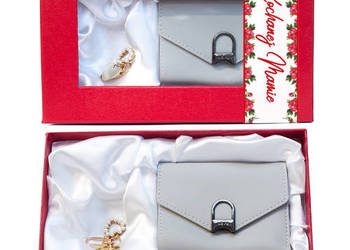 Zestaw prezentowy dla Mamy. Portfel i zawieszka w ozdobnym opakowaniu.