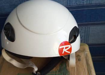 Kask firmowy biały marki Rossignol rozmiar 55-58 do sportów zimowych.