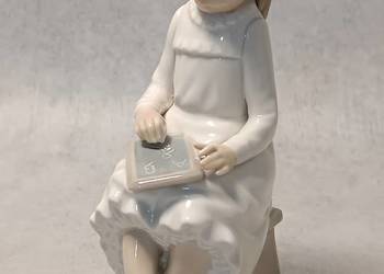 LLADRO seria NAO #117 Dziewczynka z tabliczką "Girl with Slate"