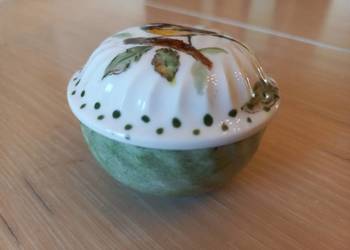 Stara porcelanowa szkatułka malowana ręcznie z podpisem.