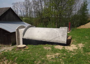 Przedsionek wiatrołap betonowy wejście do piwnicy ziemianki