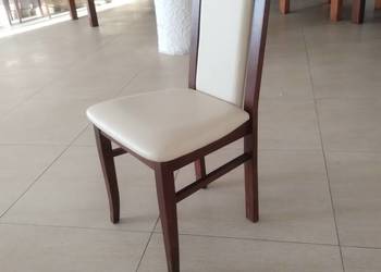 Krzesła drewniane z obiciem tapicerskim