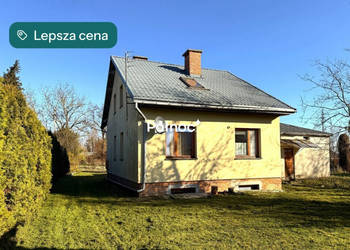 Dom przy spokojnej ulicy, nad rzeką.