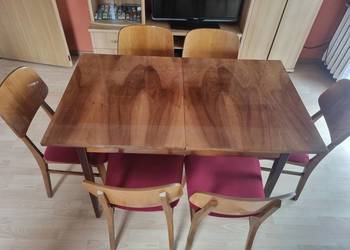 Stółz sześcioma krzesłami