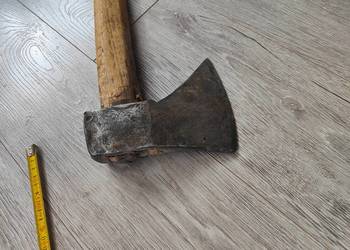 Stara zabytkowa siekiera.
