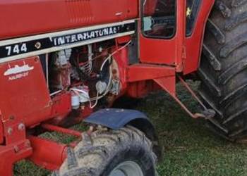 Ciągnik rolniczy international 744 case