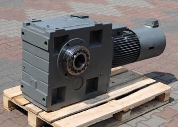Motoreduktor kątowy 15kw. 37,4obr z hamulcem LENZE