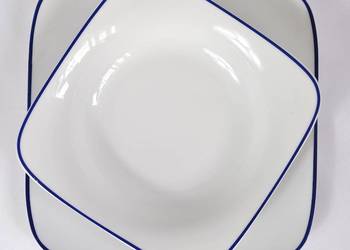 Porcelanowe talerze z niebieskim rantem