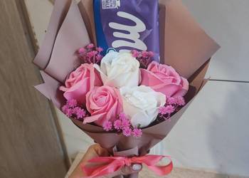 Bukiet z róży mydlanych i czekolady Słodki box Flowerbox