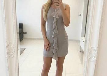 Zjawiskowa seksowna sukienka Pretty Girl | Efektowna falbana | Taupe / Beż