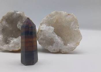 Kolekcjonerski naturalny tęczowy fluoryt kryształ stojący stożek 60mm #62