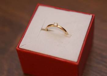 Pierścionek zaręczynowy "Szczęśliwy" W.Kruk, rozmiar 8, 585, 0,1ct