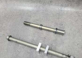 KAWASAKI Z 900 Z900 25 OŚKA OŚ PRZEDNIA PRZÓD TYLNA TYŁ OEM