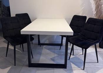 Stół rozkładany z krzesłami