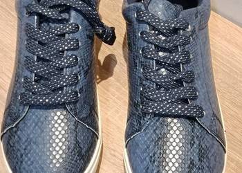 Sneakersy