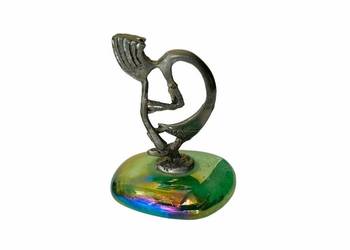 Figurka Kokopelli na dekoracyjnym kamieniu