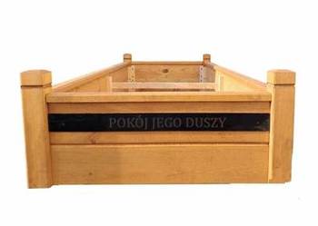 Drewniana obudowa grobu z sentaencja dibond