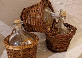 Słoiczki / buteleczki na ocet na oliwę  w koszyczkach wiklinowych dekoracja