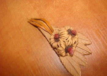 skórzana ozdobna przypinka