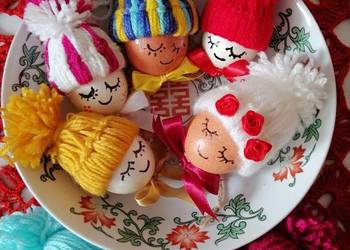 Zestaw 6 sztuk pisanek wielkanocnych w czapeczkach.