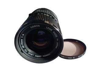 Stary obiektyw Canon Zoom Lens FD 35-70mm f/4 wraz z filtrem BEWETAR 52E R1