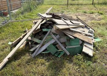 Drzewo na opał po budowie deski drewno