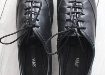 czarne buty sznurowane zara