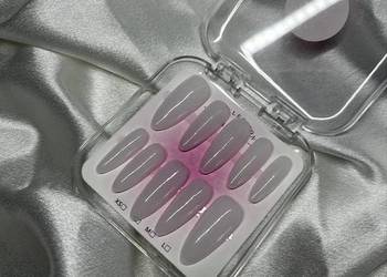 Press on nails