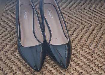 Buty czółenka na słupku lakierowane