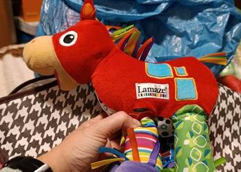 sensoryczna zawieszka Galopujący Konik marki Lamaze. zabawka pluszowa masko