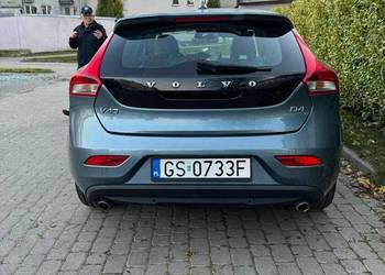 .Volvo v40
