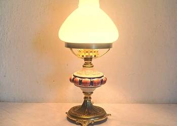 mała nocna porcelanowa lampka ze szklanym kloszem