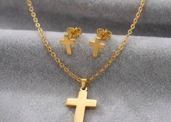 Celebrytka Złoty komplet biżuterii z krzyżykami – Naszyjnik i Kolczyki