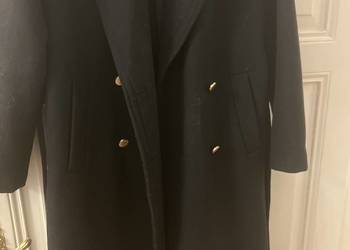 Ponadczasowy klasyczny płaszcz czarny