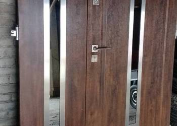 Drzwi zewnętrzne metalowe dwuskrzydłowe. Drzwi zewnętrzne metalowe dwuskrzydłowe.
