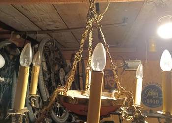 Żyrandol mosiężny pięknie zdobiony do pałacu