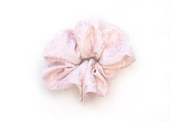 satynowa gumka do włosów, różowe scrunchie, pudrowa ozdoba