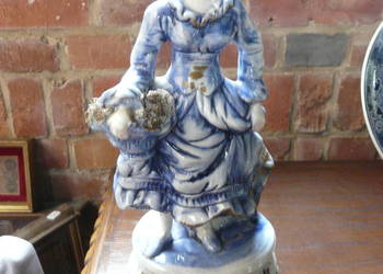 Figurka porcelanowa kobiety