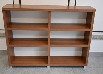 regał z półkami w dobrym stanie