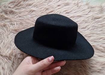 Piękny klasyczny czarny kapelusz