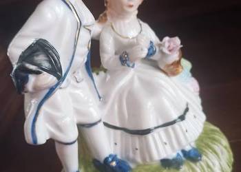 Figurka porcelanowa Pary. Z koszyczkiem kwiatów.