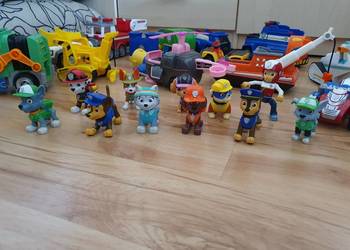 Zestaw zabawek Psi Patrol 11 figurek i 11 pojazdów.