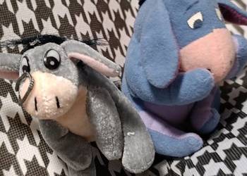 pluszowe zabawki przedstawiające Kłapouchego, postać z bajki "Kubuś Puchate