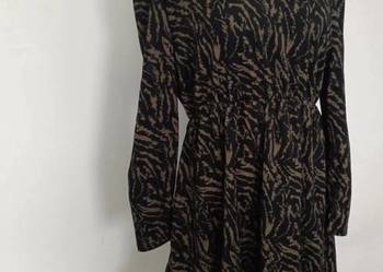 Sukienka z baskinką wzór paski zebry jesień dekolt w serek V vintage coguet