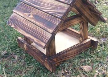 Karmnik dla ptaków drewniany opalany.