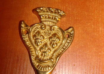 mosiężny wieszak z liliami