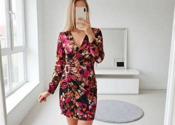 Sukienka z ozdobną klamrą