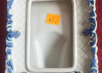 Porcelanowa, biała, stojąca ramka na zdjęcia. Z granatowym