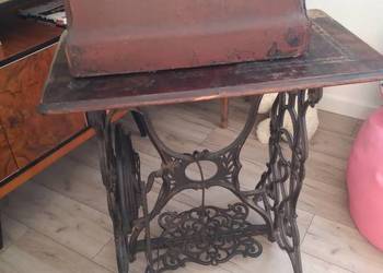 Maszyna do szycia Fabrik Marke  ze stołem Maszyna do szycia Fabrik Marke  ze stołem